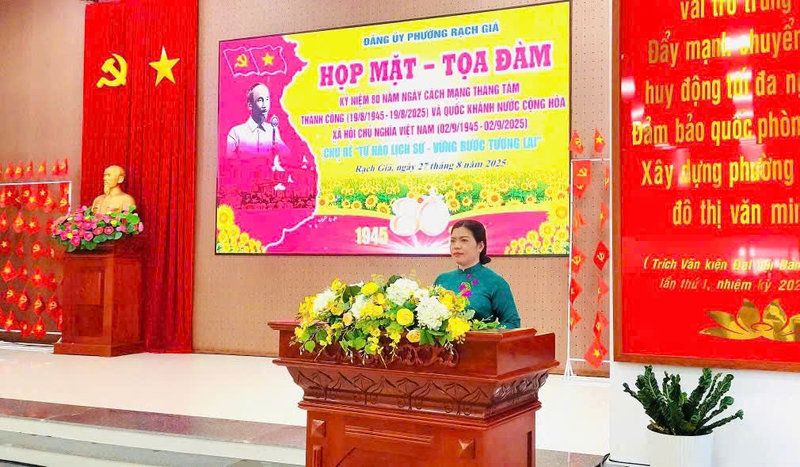 Đ/c Nguyễn Thị Hoàn Xuân, Phó Bí thư Đảng ủy phường, phát biểu tại buổi họp mặt